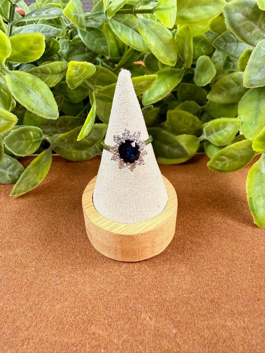 Daisy Ring In 18k White Gold, Sapphire And Diamonds 