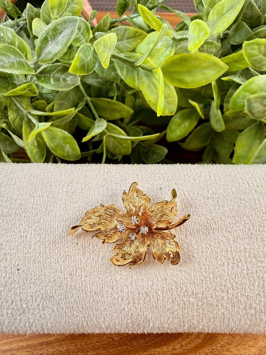 Broche en or 18K avec strass en forme de feuille