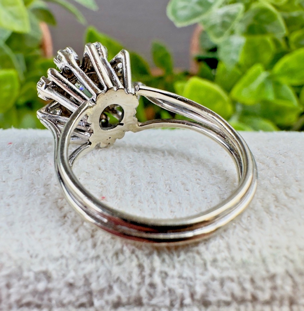 Bague marguerite ancienne en or blanc 18K et diamants -photo-4