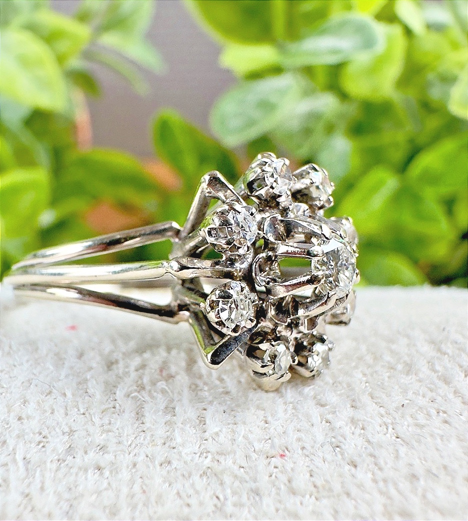 Bague marguerite ancienne en or blanc 18K et diamants 