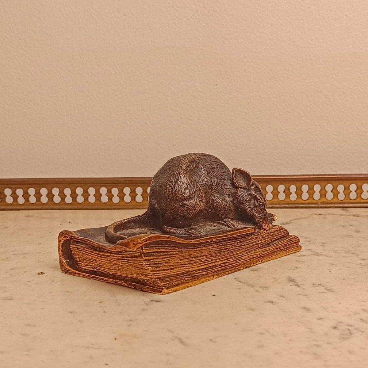 Petit sujet en bronze, souris grignotant un livre -photo-2