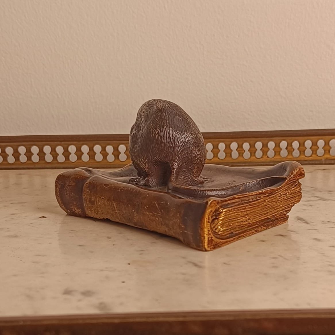 Petit sujet en bronze, souris grignotant un livre -photo-3