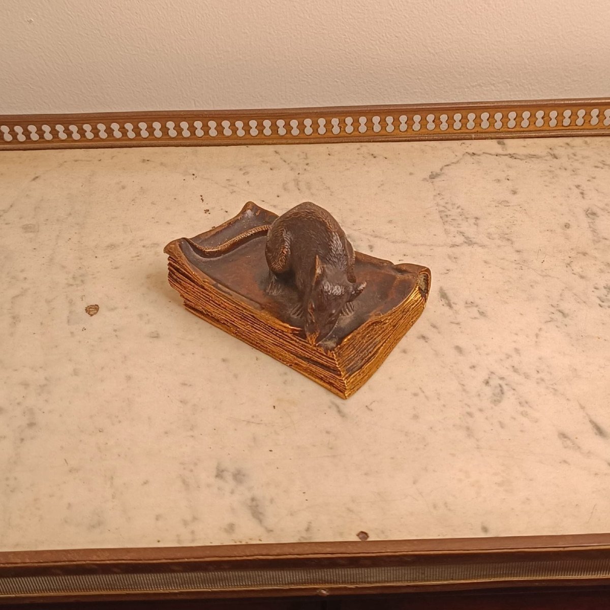Petit sujet en bronze, souris grignotant un livre -photo-3
