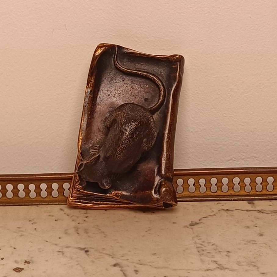 Petit sujet en bronze, souris grignotant un livre -photo-4