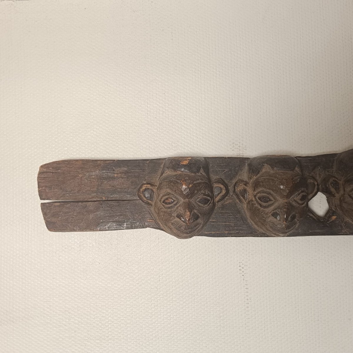 Bamoun, élément de case royale sculpté -photo-1