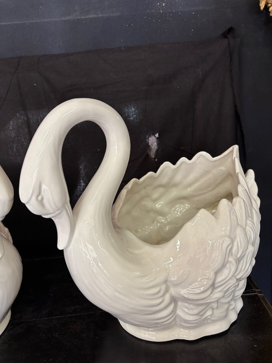 Importante Paire de cygne en faïence jardinière cache pots-photo-3