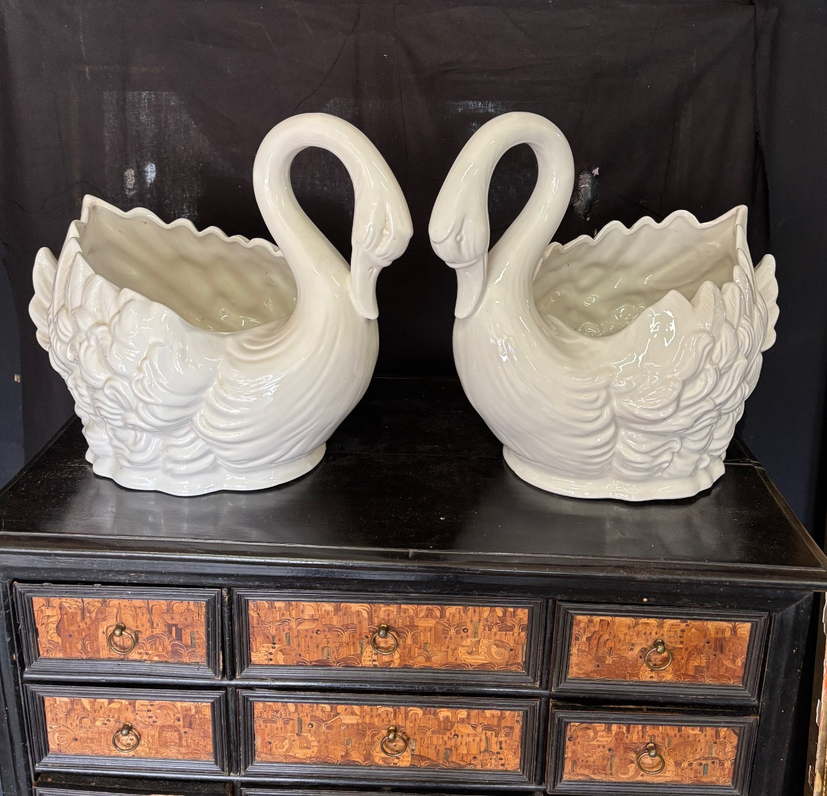 Importante Paire de cygne en faïence jardinière cache pots