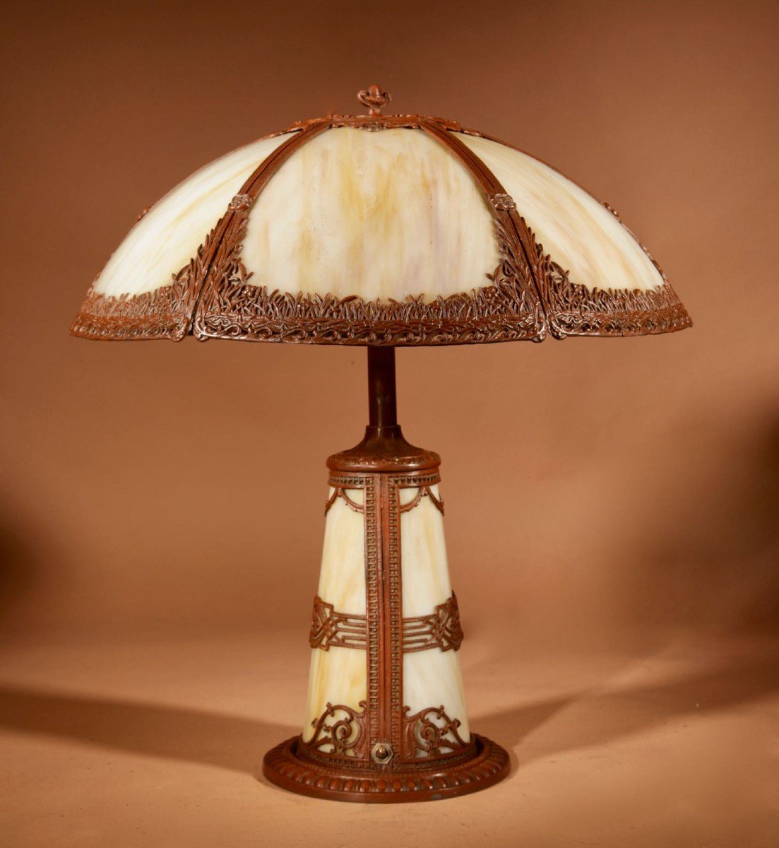 Art Deco Lampe De Table En Verre Américaine Dans Le Style De Bradley & Hubbard Vers 1920.-photo-3