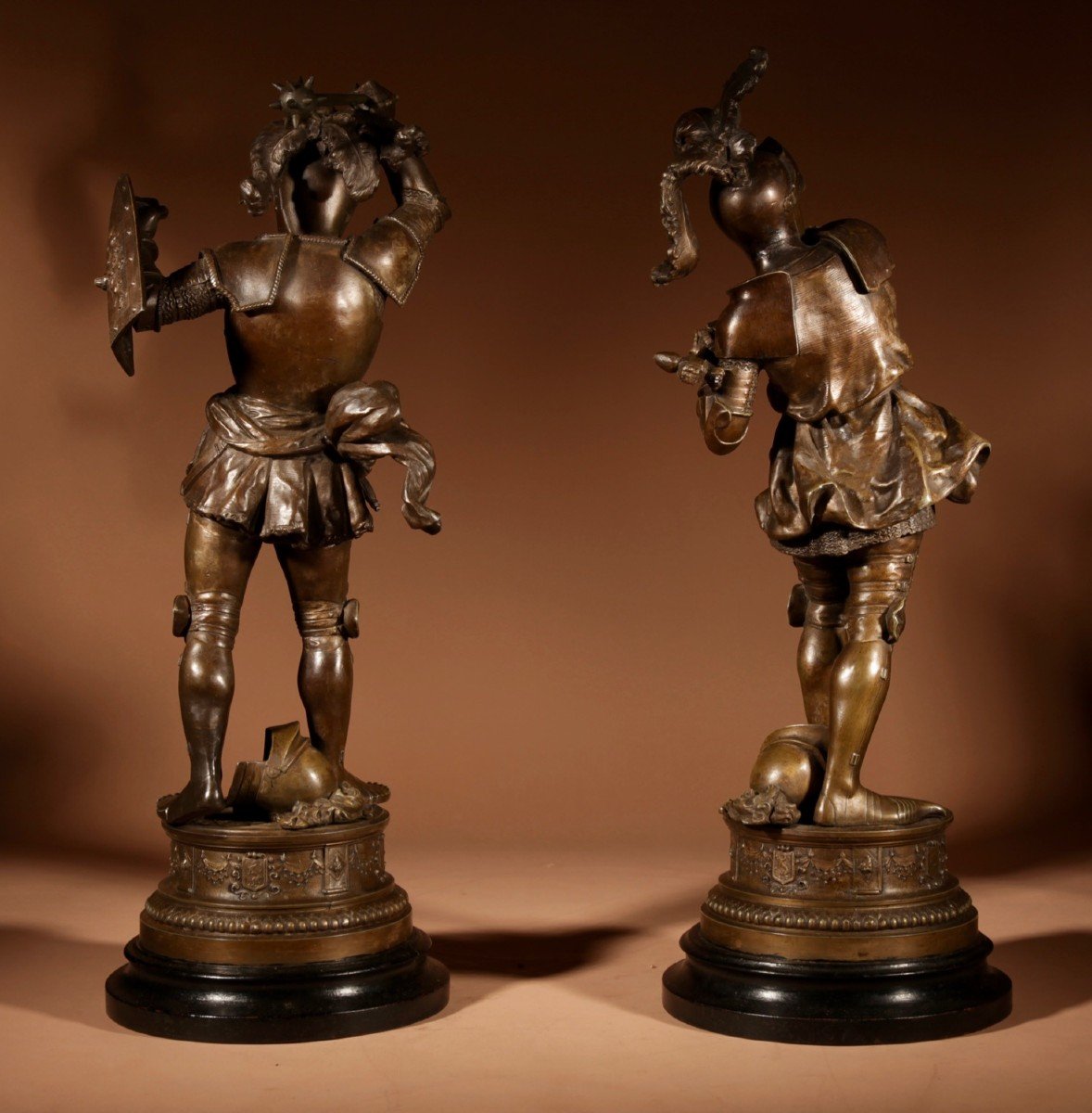 Une Grande Paire De Sculptures De Chevaliers En Armure Complète Toujours Avec Les Socles d'Orig-photo-8