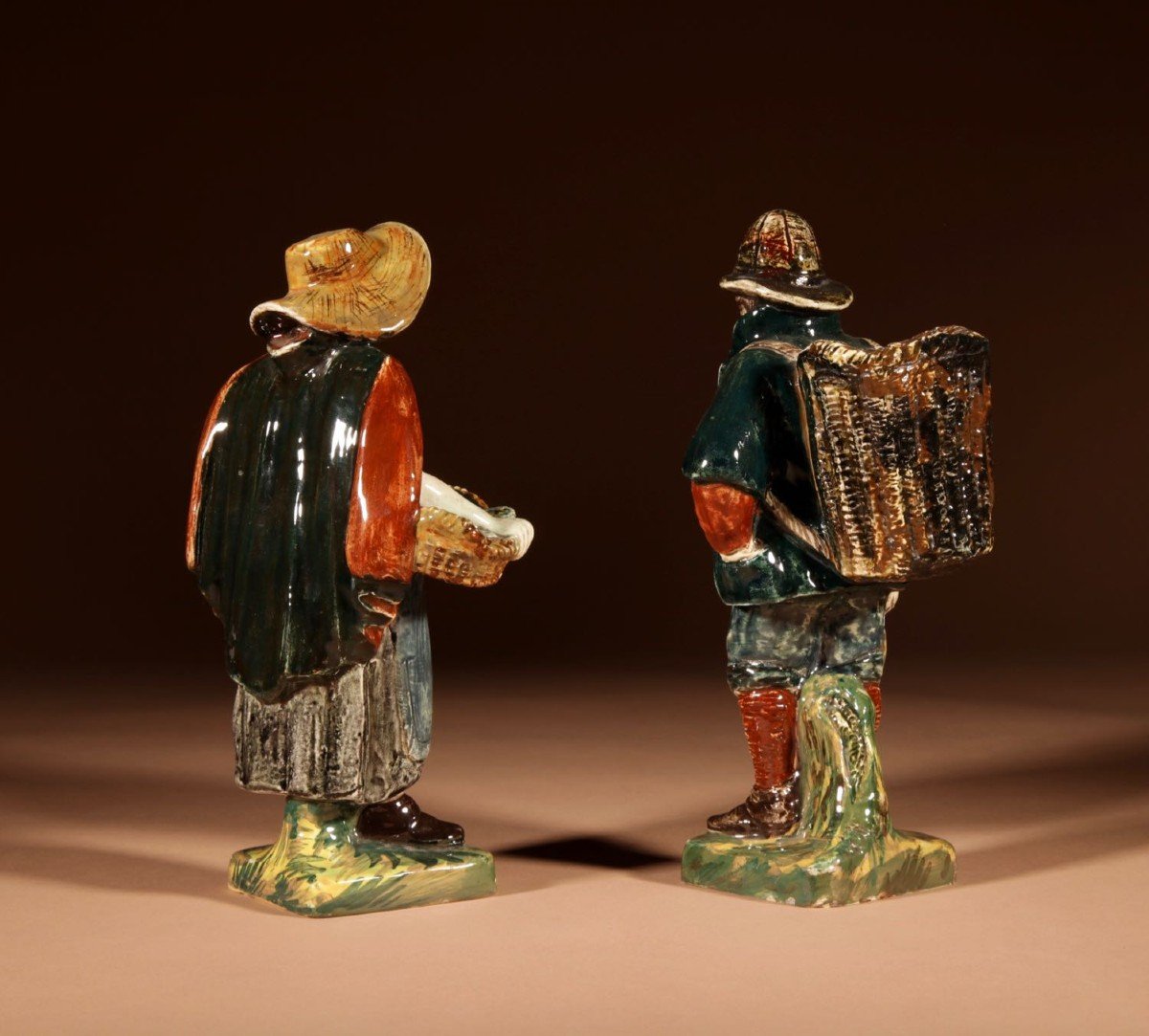  Une Rare Paire De Figurines Hollandaises De Rozenburg, Montrant Un Pêcheur Et Une Femme. Marqu-photo-2