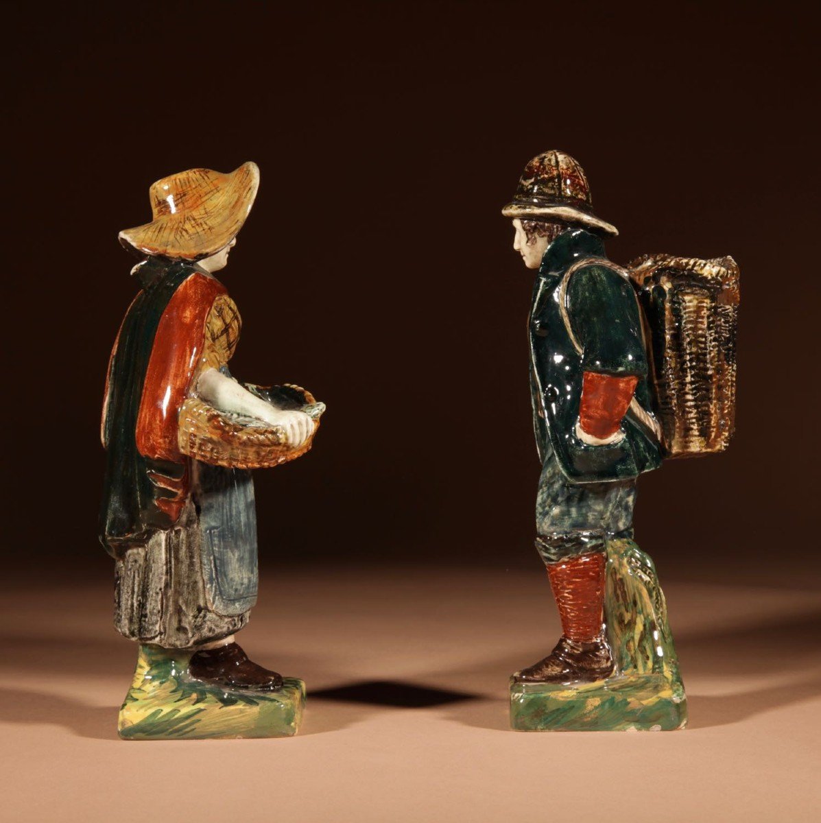  Une Rare Paire De Figurines Hollandaises De Rozenburg, Montrant Un Pêcheur Et Une Femme. Marqu-photo-3