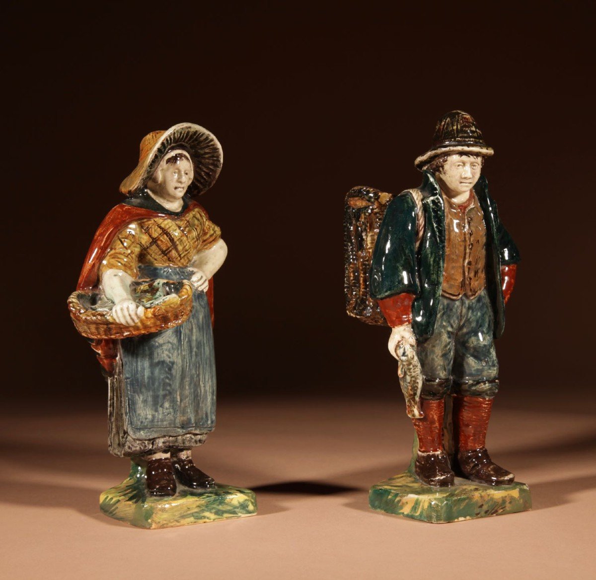  Une Rare Paire De Figurines Hollandaises De Rozenburg, Montrant Un Pêcheur Et Une Femme. Marqu-photo-1