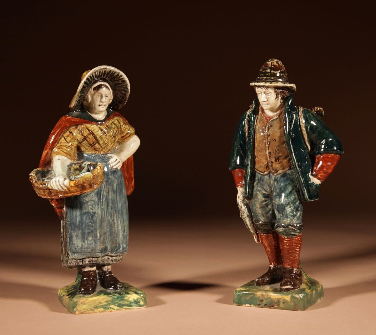  Une Rare Paire De Figurines Hollandaises De Rozenburg, Montrant Un Pêcheur Et Une Femme. Marqu