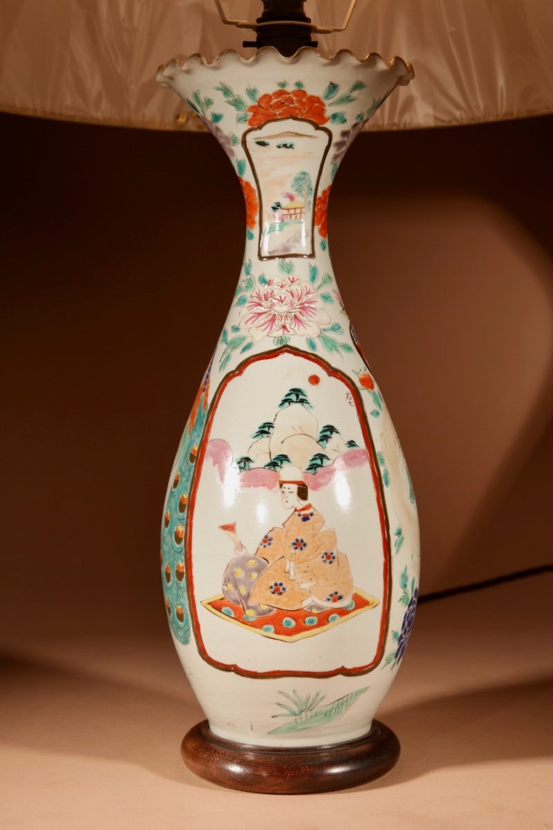 Une Lampe De Table Japonaise En Porcelaine Peinte à La Main-photo-2