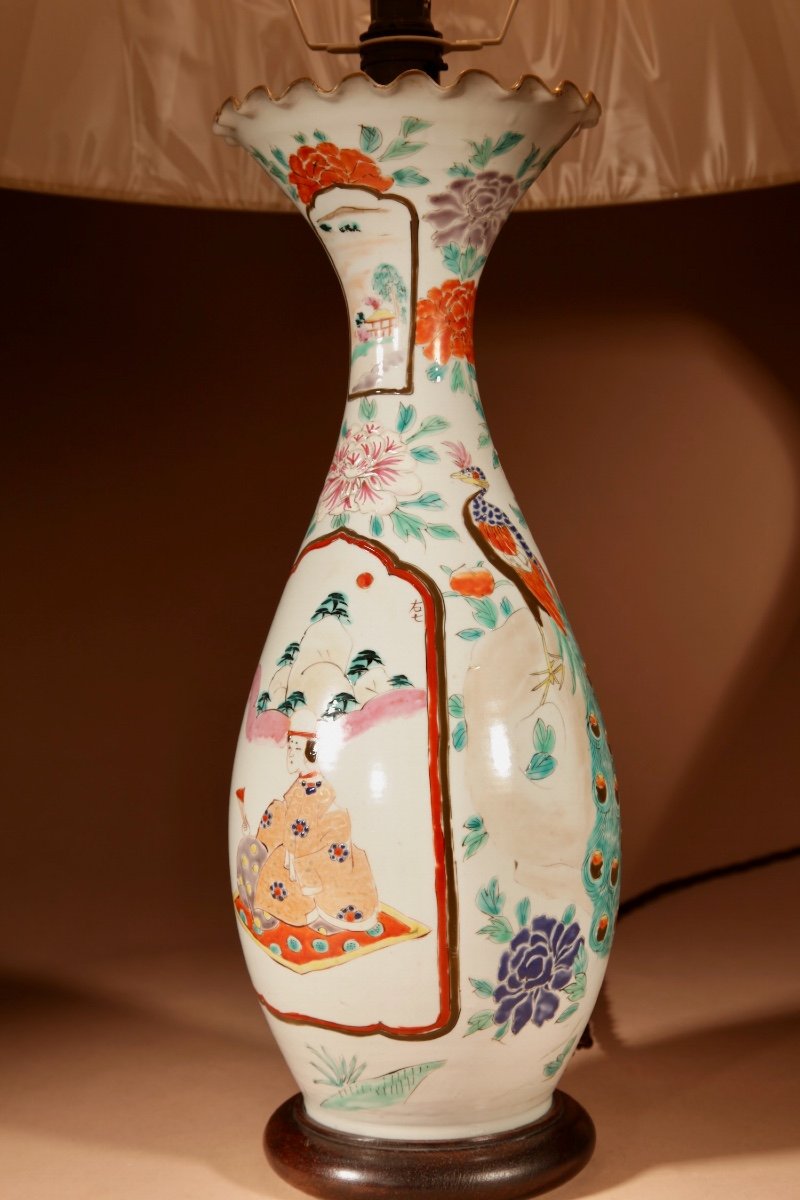 Une Lampe De Table Japonaise En Porcelaine Peinte à La Main-photo-4