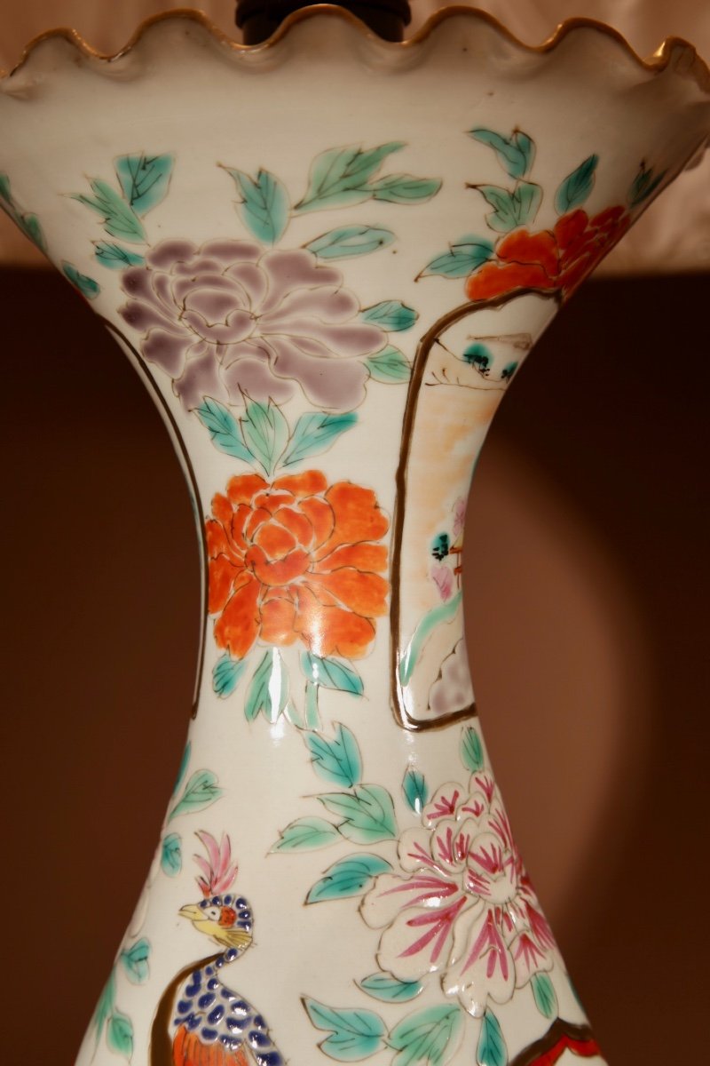 Une Lampe De Table Japonaise En Porcelaine Peinte à La Main-photo-1