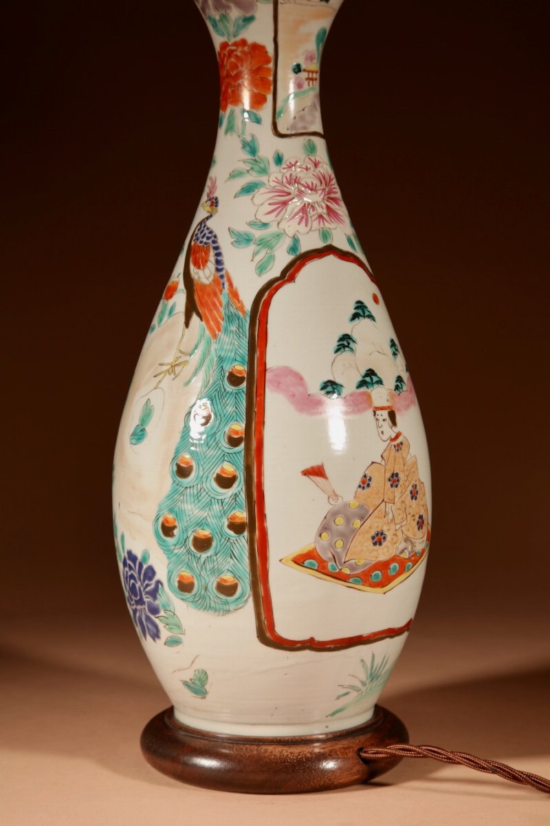 Une Lampe De Table Japonaise En Porcelaine Peinte à La Main-photo-3