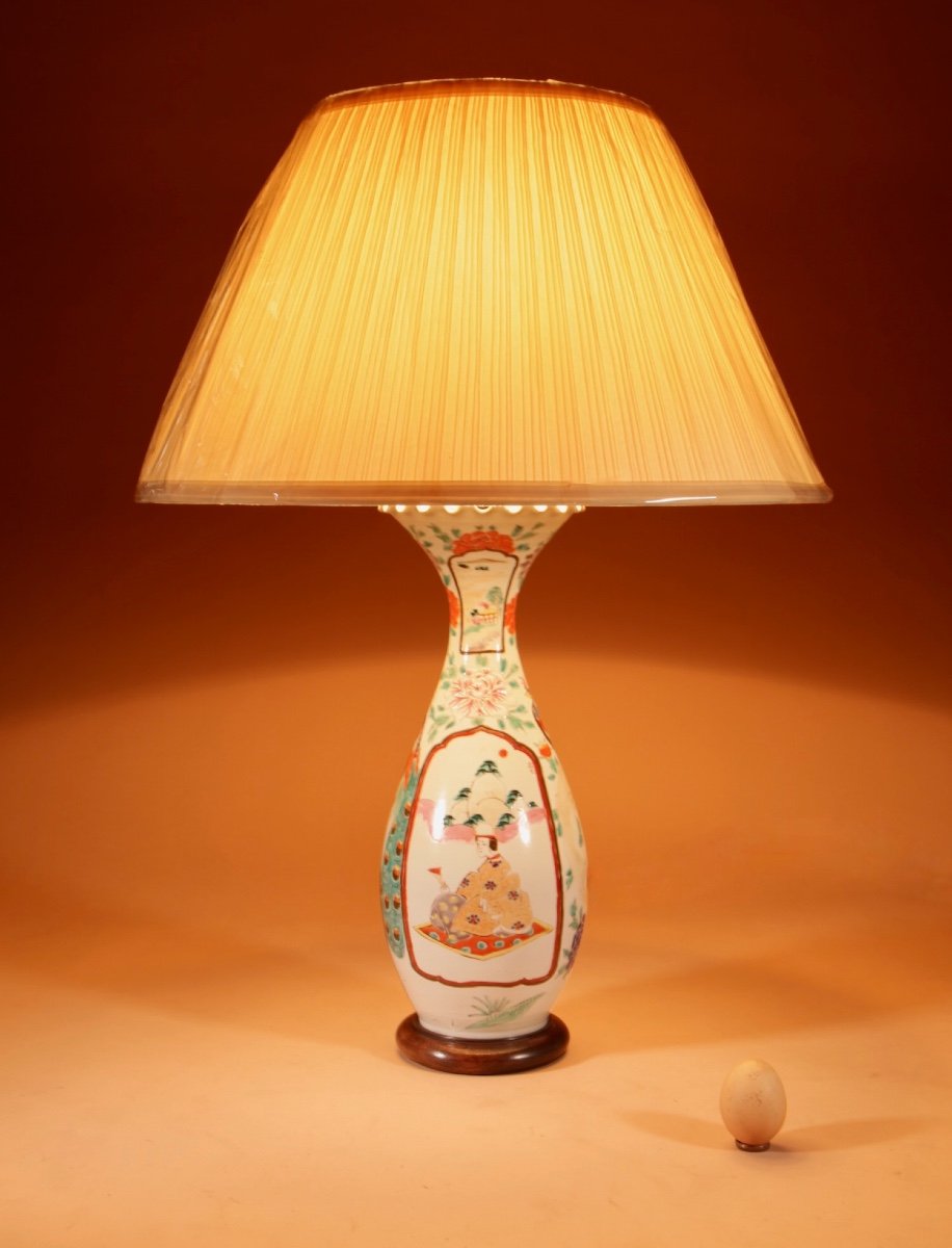 Une Lampe De Table Japonaise En Porcelaine Peinte à La Main