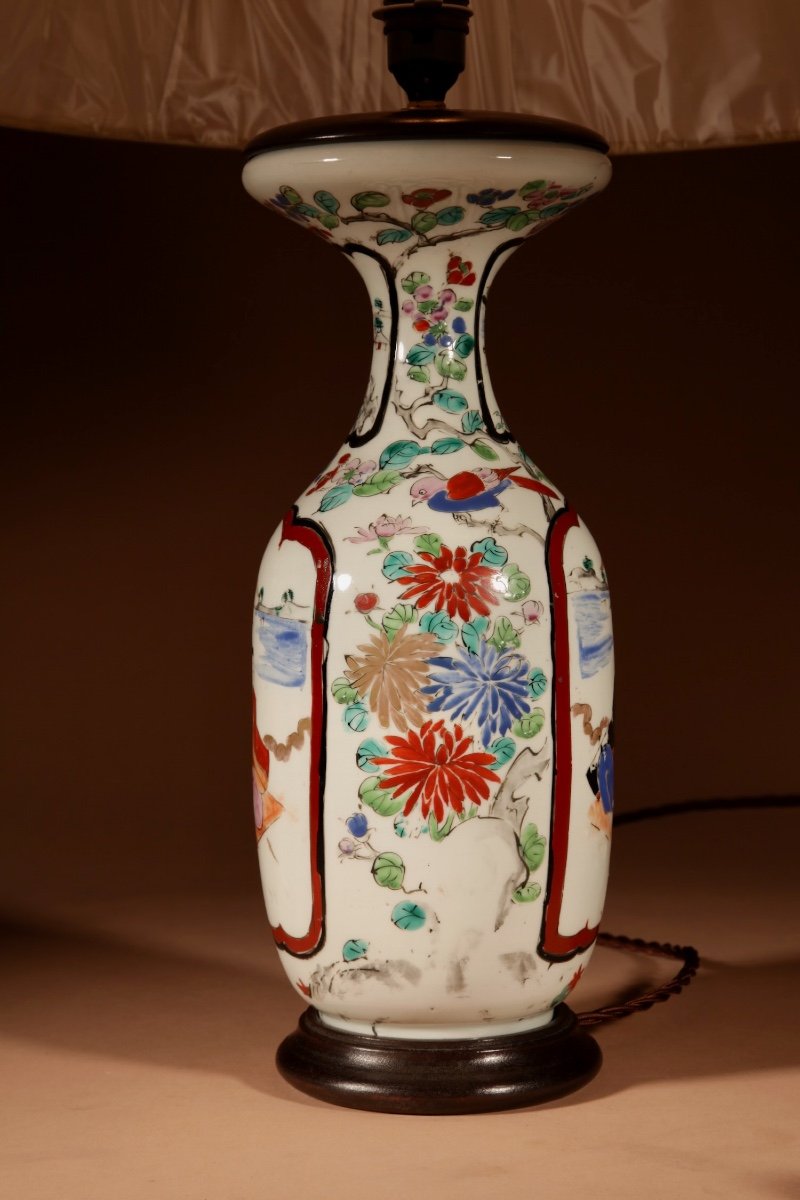 Une Lampe De Table Japonaise En Porcelaine Peinte à La Main.-photo-2