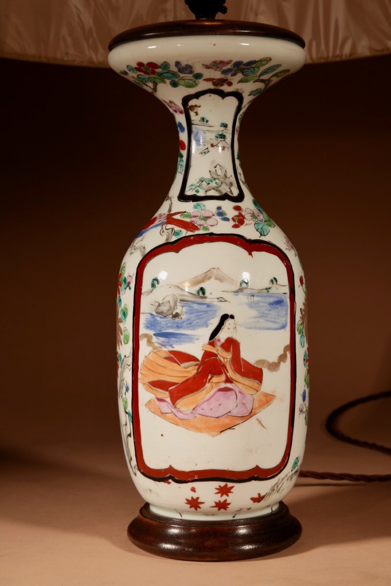 Une Lampe De Table Japonaise En Porcelaine Peinte à La Main.-photo-2