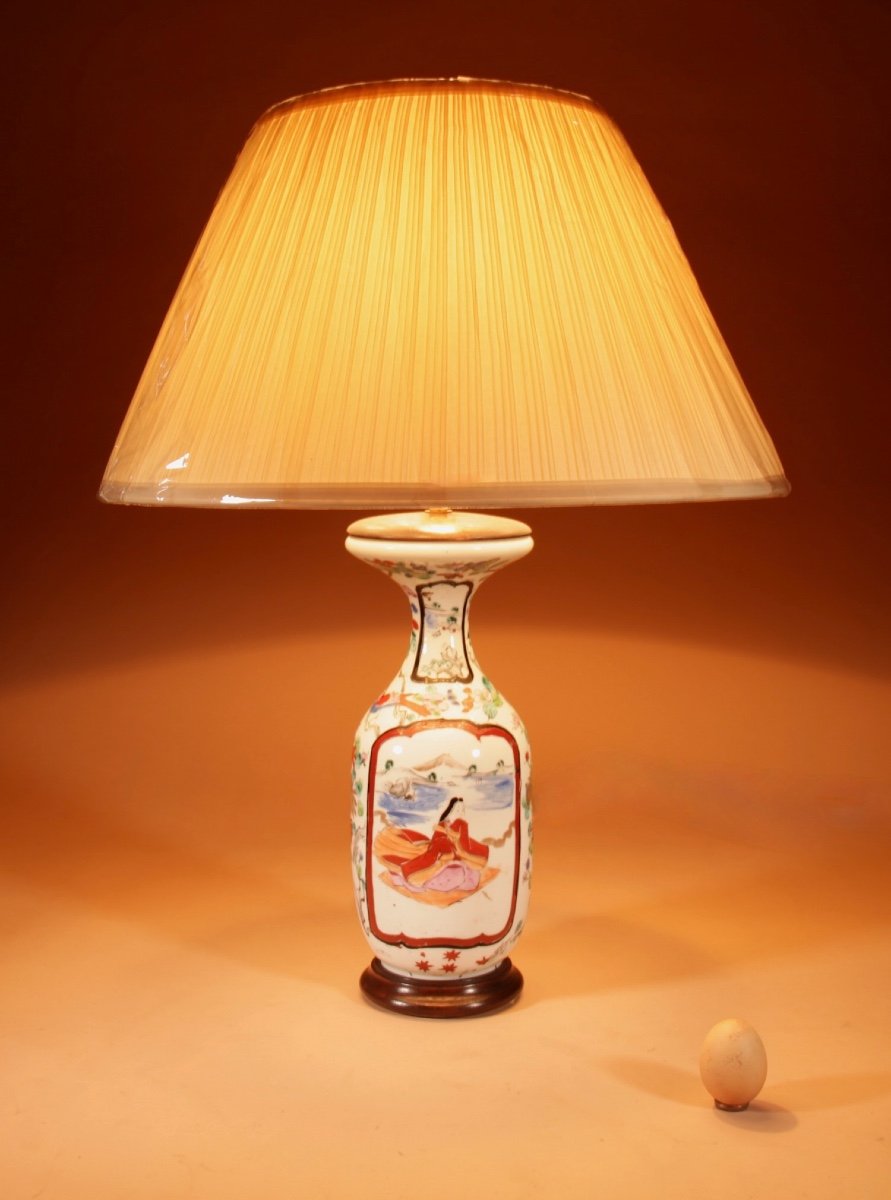 Une Lampe De Table Japonaise En Porcelaine Peinte à La Main.