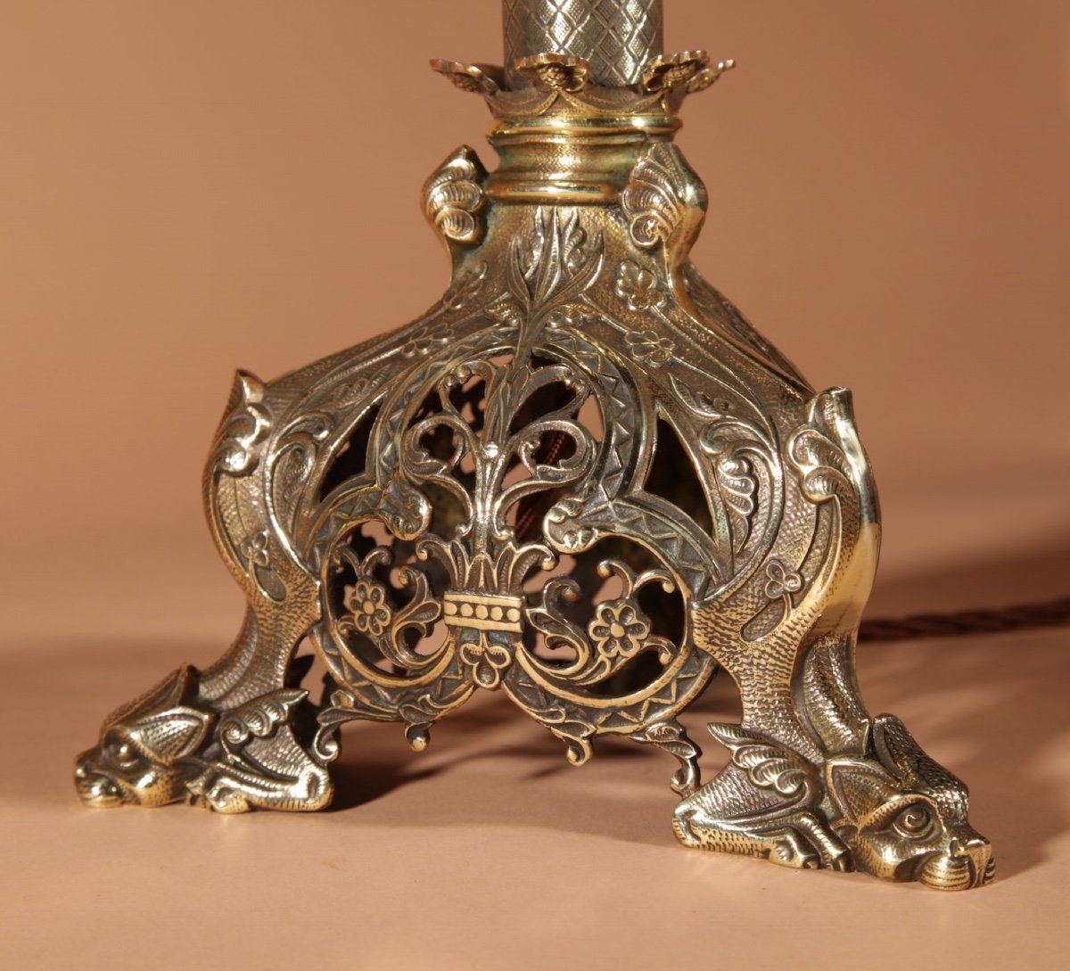 A Pair Of Impressive Fine Cast Brass Table Lamps, In The Early Gothic Style-photo-3