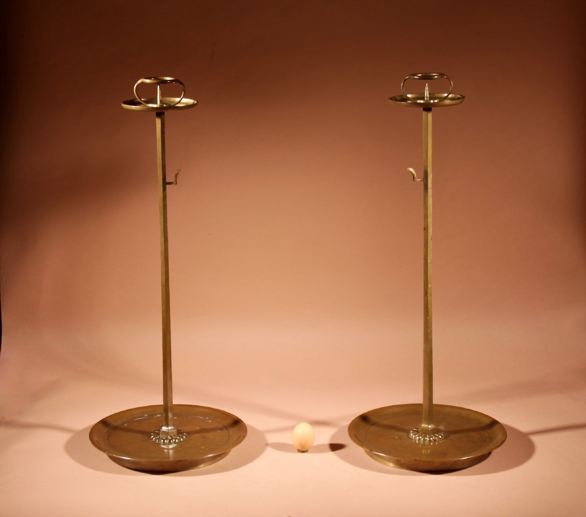 Intéressante Paire De Bougeoirs Japonais En Bronze.