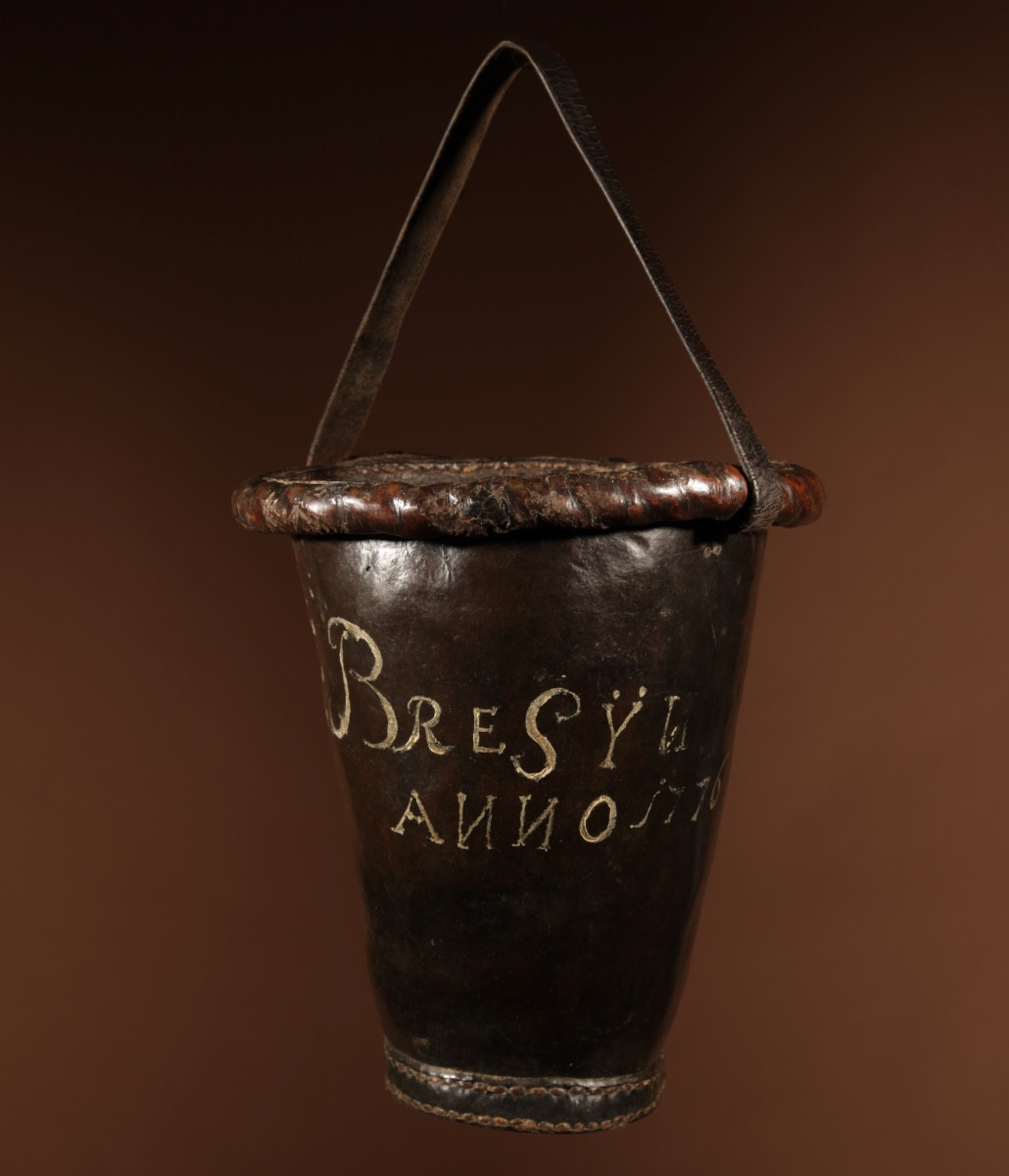  Dated 1776 high Quality Leather dutch Fire Bucket.-photo-2
