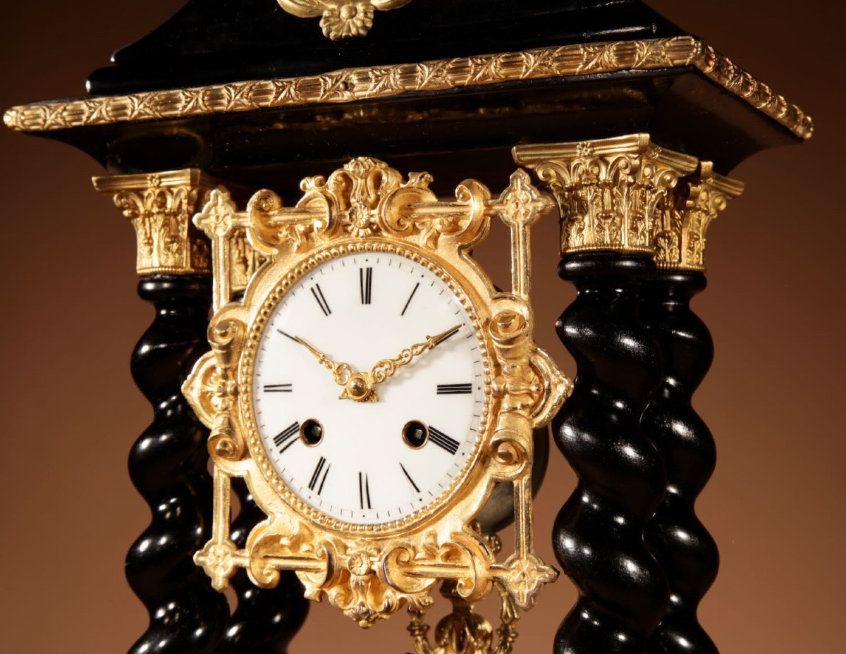 Pendule portique française inhabituelle, en bois noirci et doré, vers 1870-photo-3