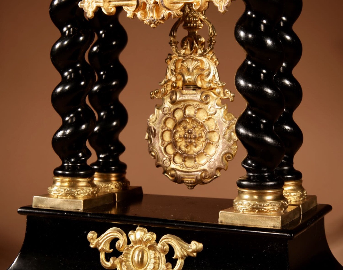 Pendule portique française inhabituelle, en bois noirci et doré, vers 1870-photo-4