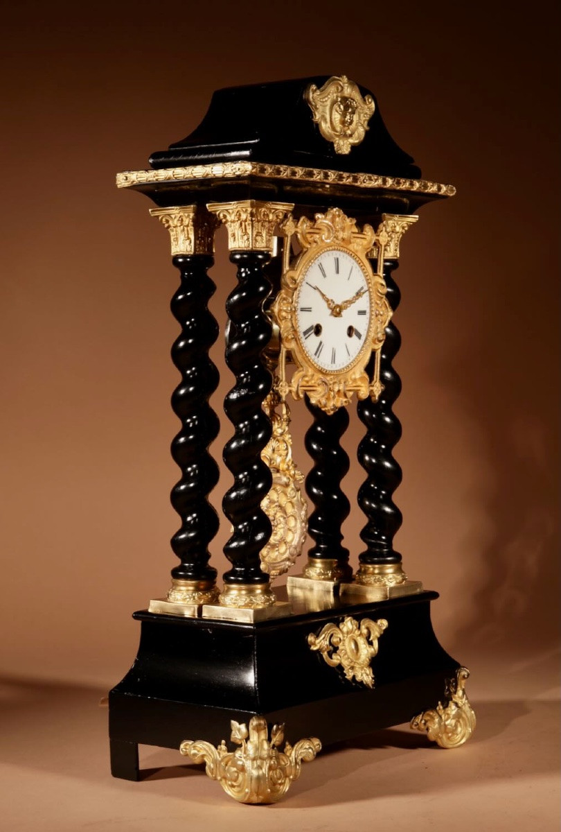 Pendule portique française inhabituelle, en bois noirci et doré, vers 1870-photo-1