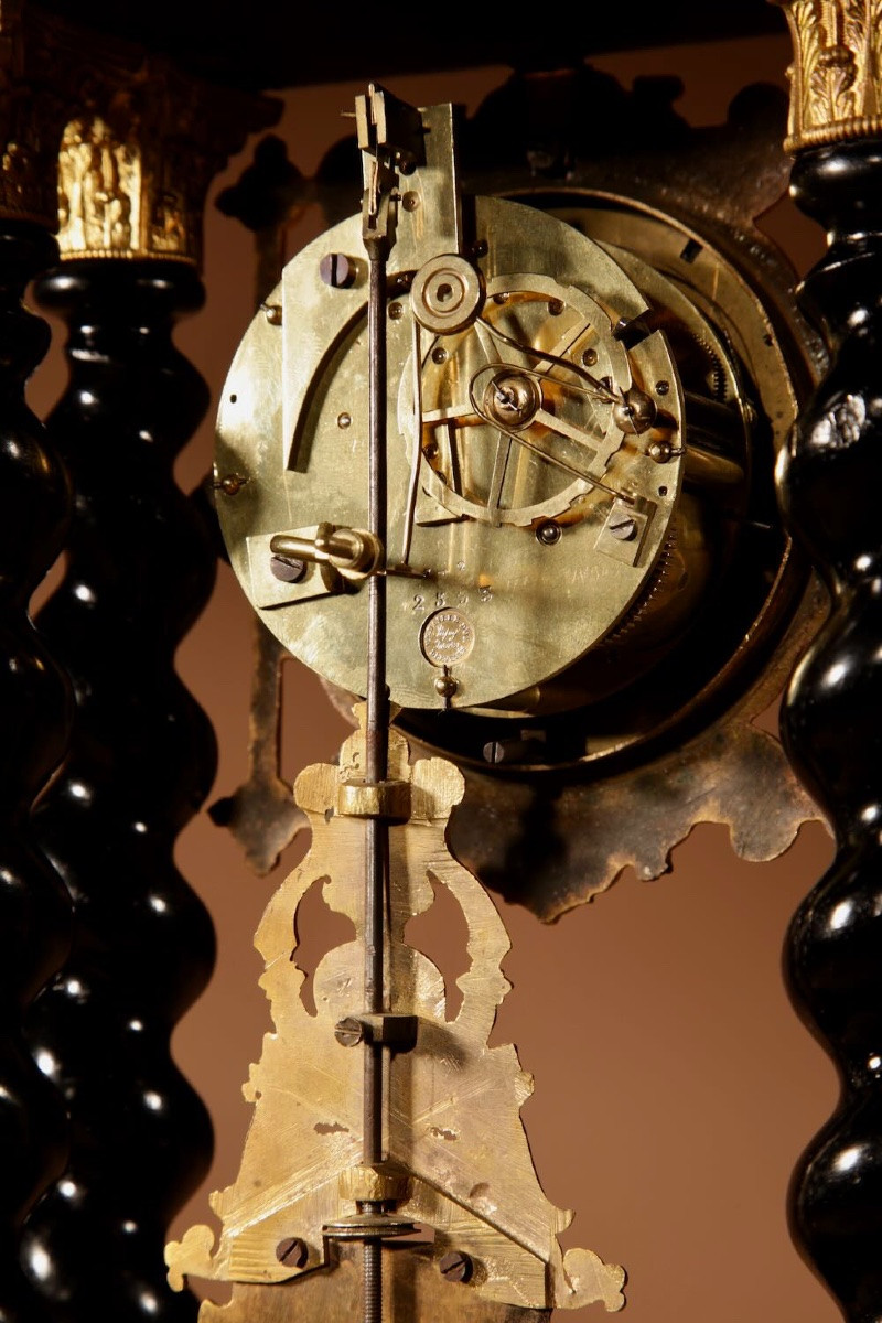 Pendule portique française inhabituelle, en bois noirci et doré, vers 1870-photo-4