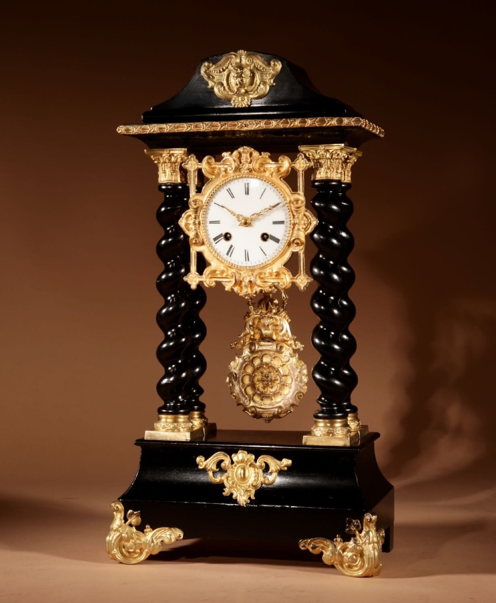 Pendule portique française inhabituelle, en bois noirci et doré, vers 1870