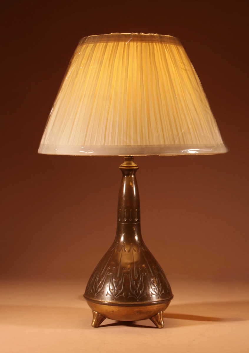 Lampe de table originale en laiton, très élégante, de l'école d'Amsterdam.