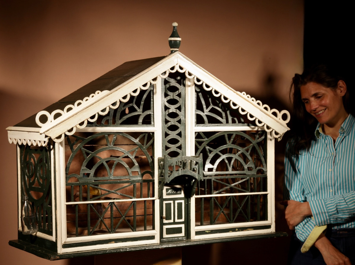 Cage à oiseaux décorative en bois ajouré, datant de 1914. 