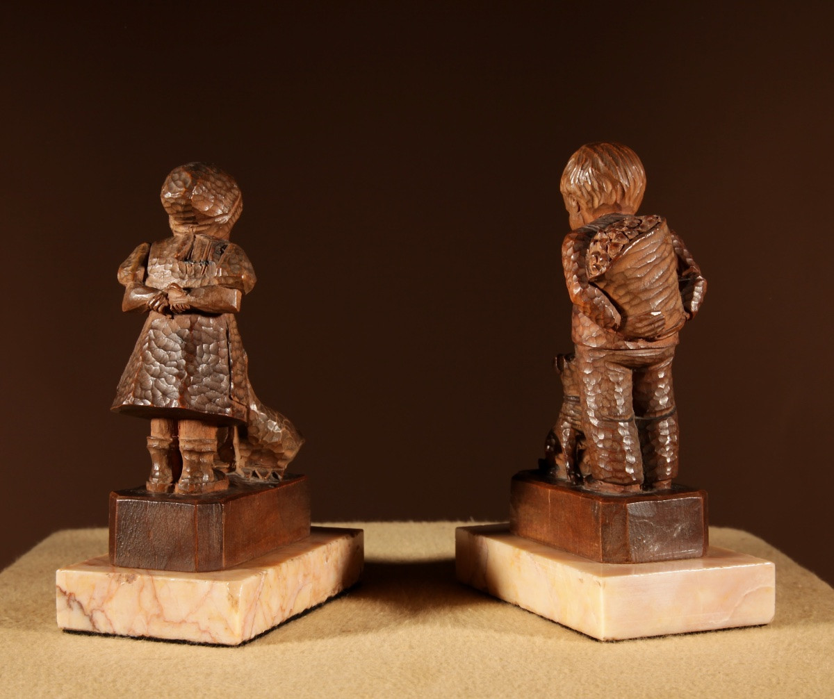 Paire de sculptures originales de la Forêt-Noire représentant un garçon et une fille. -photo-2