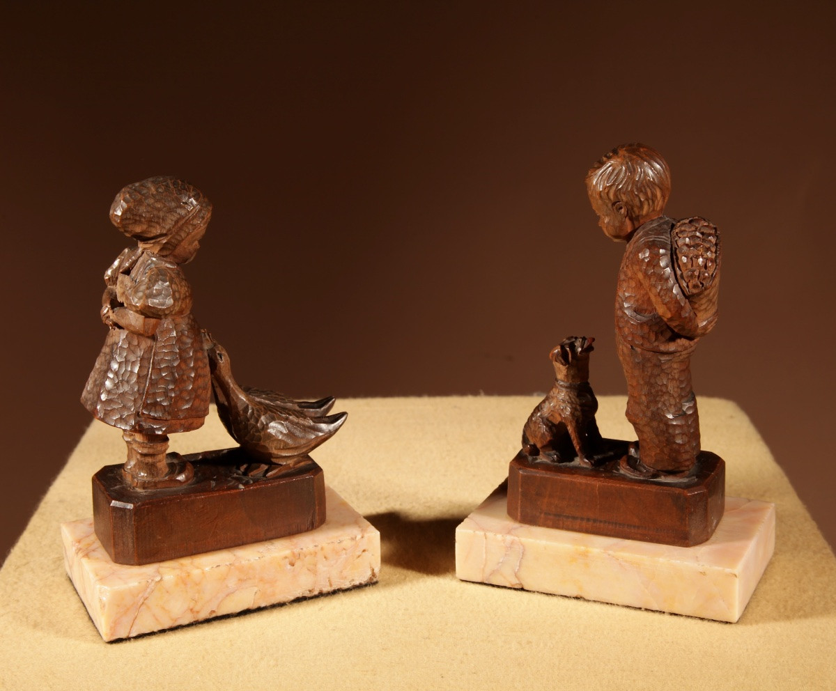 Paire de sculptures originales de la Forêt-Noire représentant un garçon et une fille. -photo-3