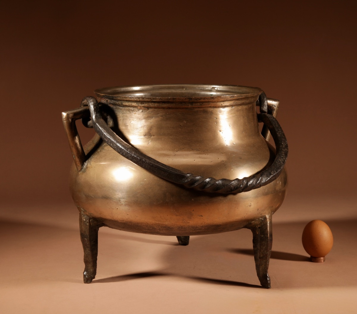 Grand et intéressant chaudron en bronze, XVIIe siècle continental.-photo-3