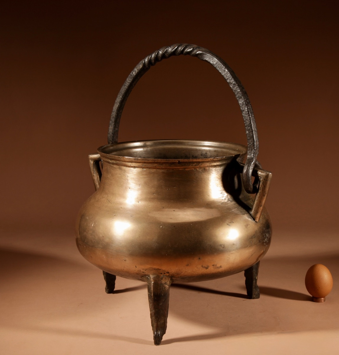 Grand et intéressant chaudron en bronze, XVIIe siècle continental.-photo-1