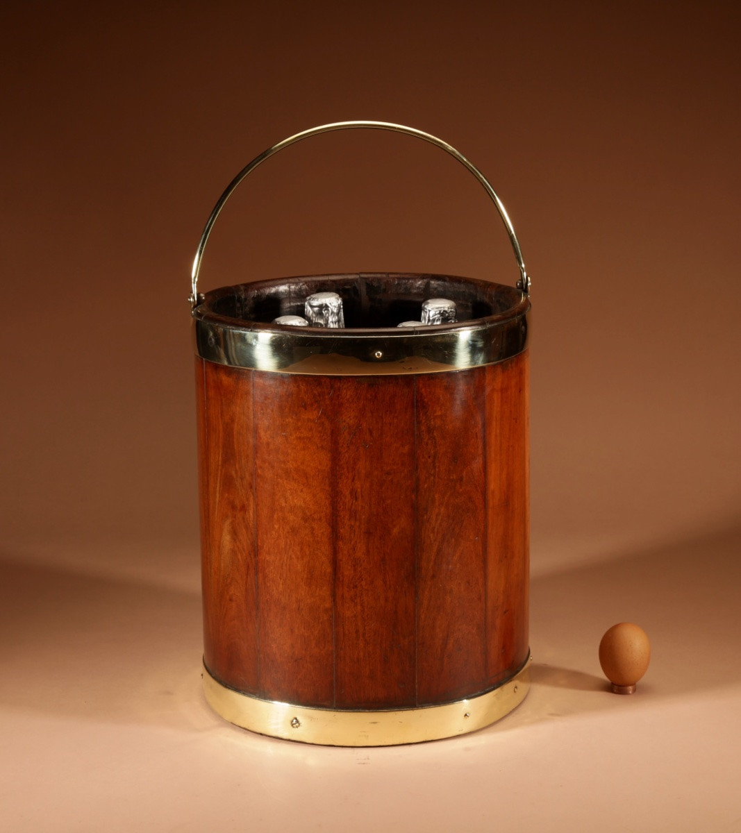 seau à tourbe/porte-bouteille géorgien en acajou et laiton, vers 1780-1800-photo-3