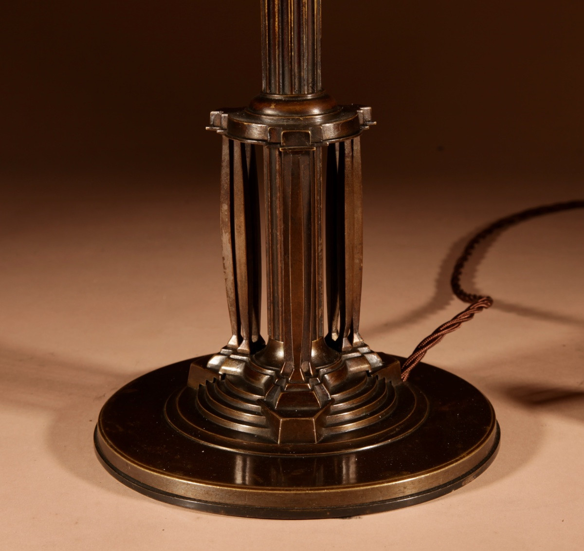  Lampe de table Art déco en bronze patiné, très élégante. -photo-4