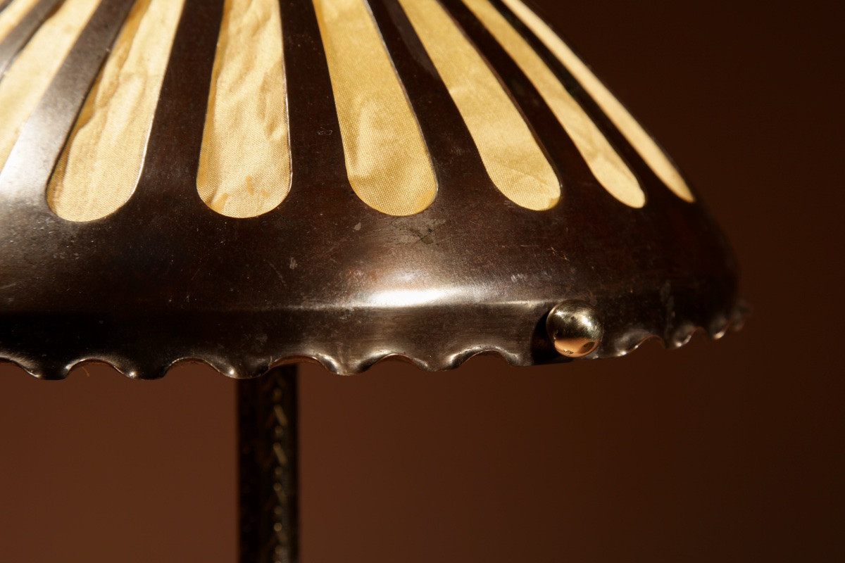  Lampe de table élégante en cuivre et laiton patinés, style École d'Amsterdam, vers 1900-1920-photo-4