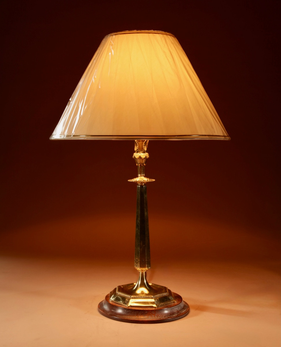 Lampe de table élégante et raffinée en laiton de style Régence, vers 1900-1920. 
