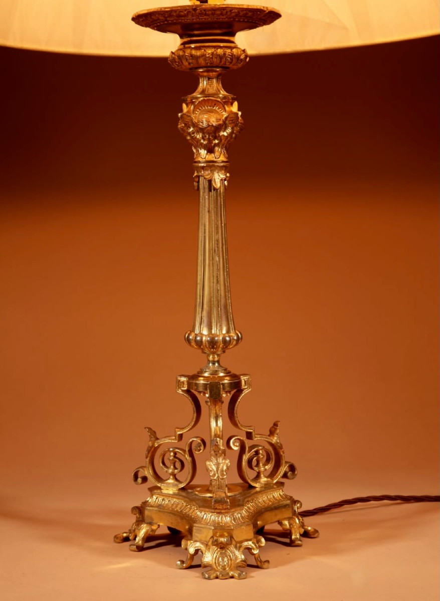 Lampe de table en laiton doré très décorative. -photo-2