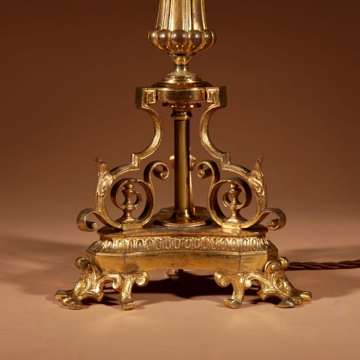 Lampe de table en laiton doré très décorative. -photo-3