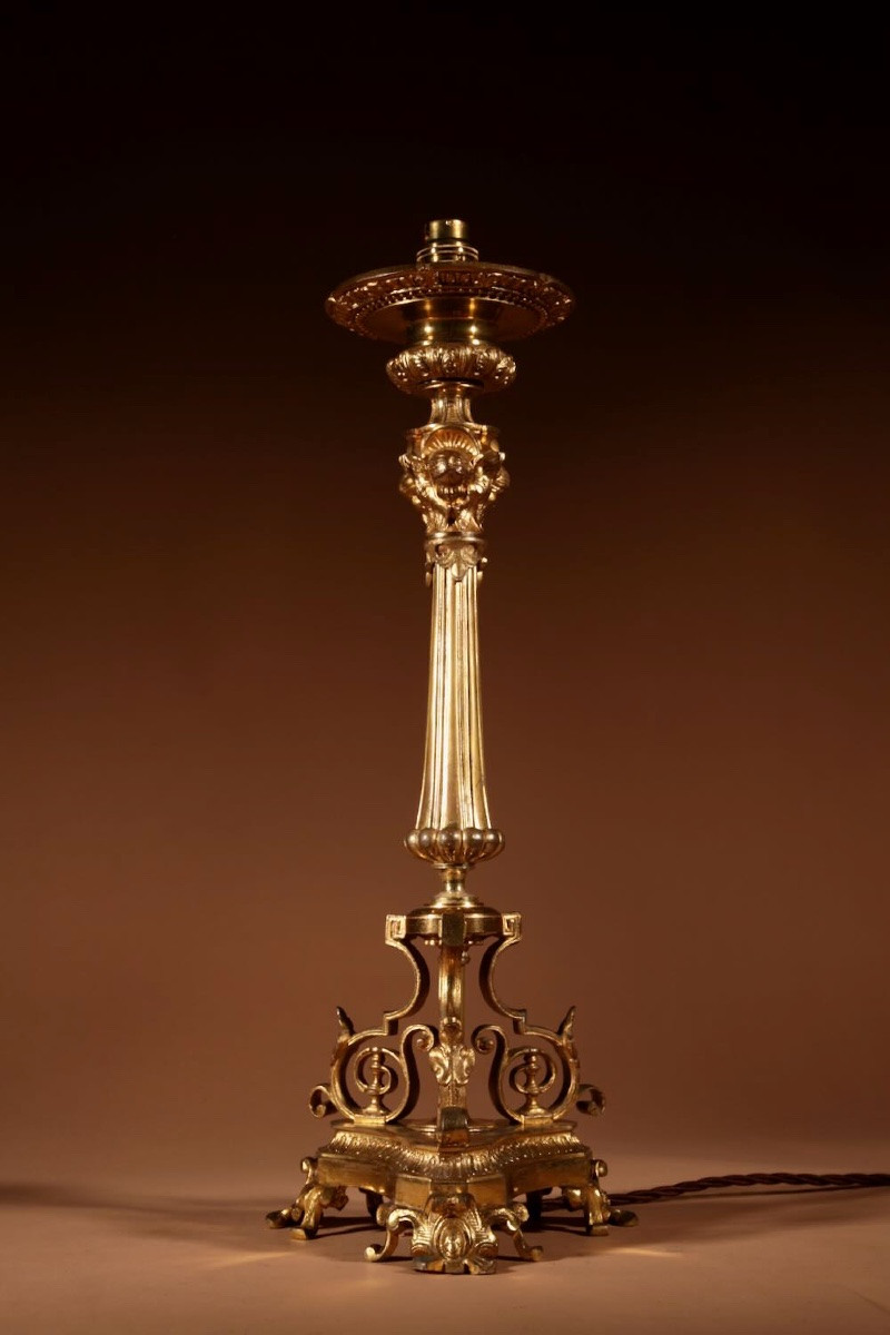 Lampe de table en laiton doré très décorative. -photo-4