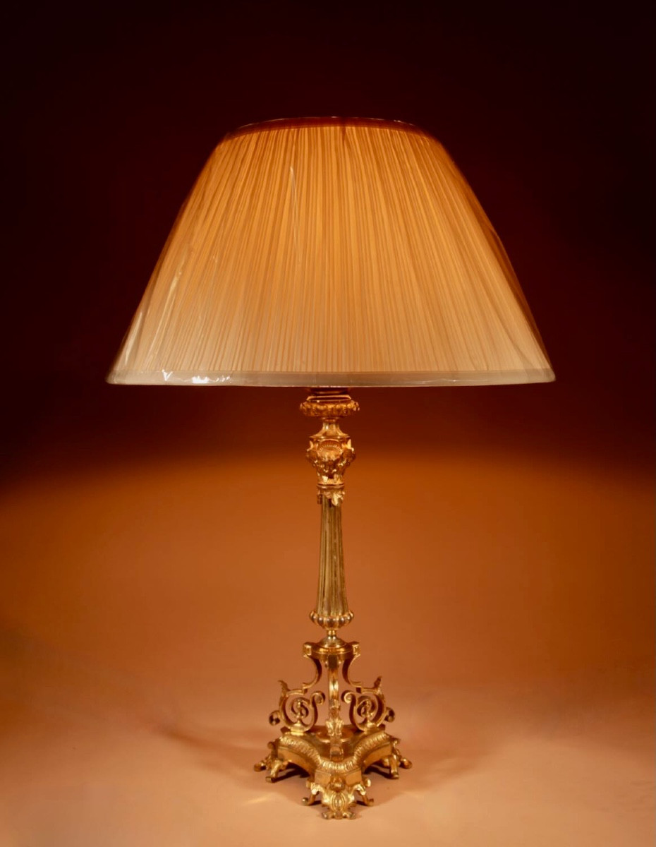 Lampe de table en laiton doré très décorative. 
