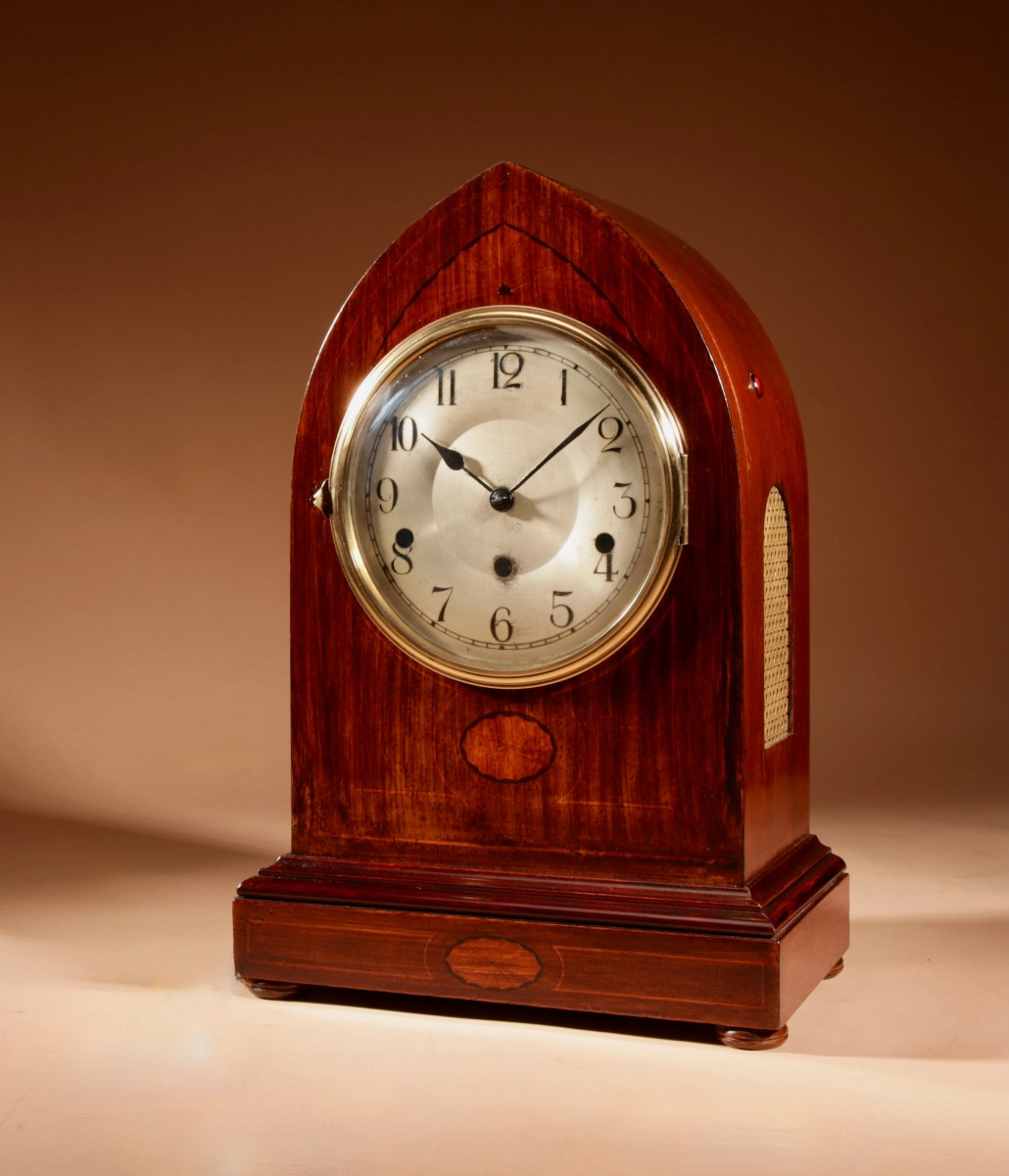  Impressionnante grande horloge de cheminée édouardienne en acajou marqueté.