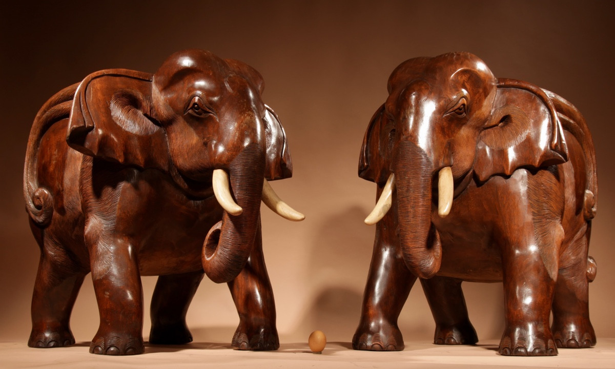 Paire de fauteuils impressionnants en forme d'éléphant, d'époque Art déco.