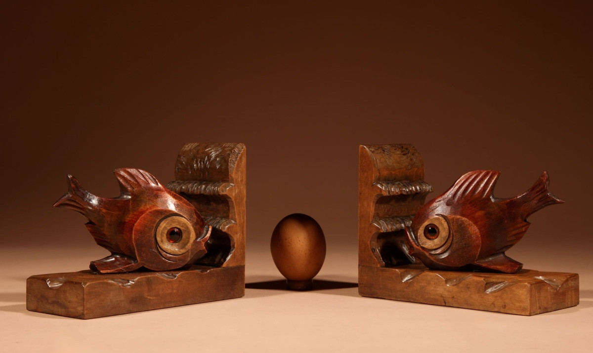 Paire de serre-livres amusants en forme de poissons rouges sculptés, Forêt-Noire, vers 1900/20-photo-2